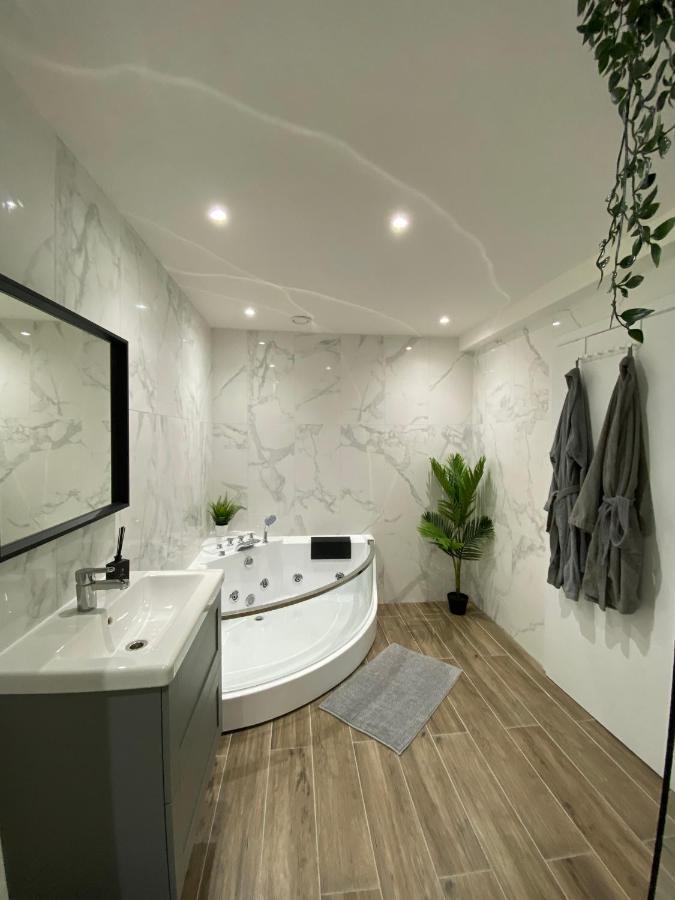 Capsule Groovy-Jacuzzi-Sauna-Billard-Netflix- Nintendo Switch & Jeux Mons Exterior foto